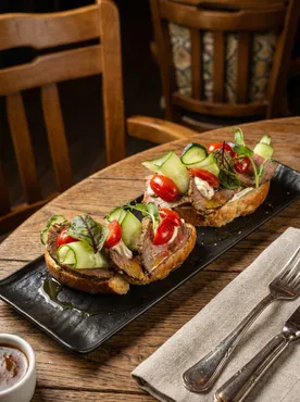 Брускетта с ростбифом и трюфельным соусом