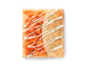 Блин с красной рыбой, сырным соусом и зеленью