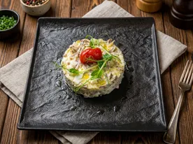 Салат с говяжьим языком и маринованным огурчиком