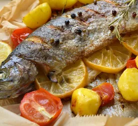 Форель с овощами и травами