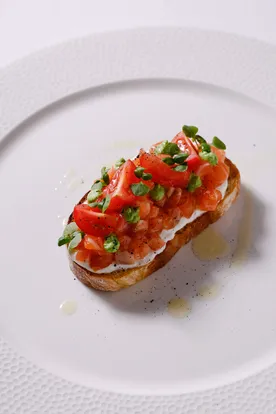 БРУСКЕТТА СО СЛИВОЧНЫМ КРЕМОМ И ТАРТАРОМ ИЗ ЛОСОСЯ