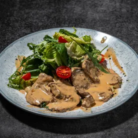 Салат теплый с говяжьей вырезкой