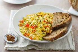 Яичница с розовыми томатами