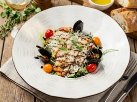 Салат из морепродуктов с авокадо