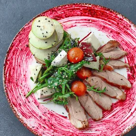 Салат с утиной грудкой и карамельной грушей