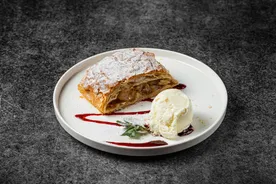 Штрудель яблочный с мороженым