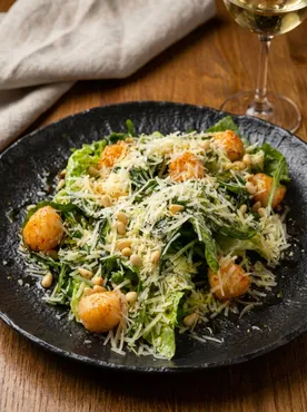 Салат с гребешками, авокадо и чукой