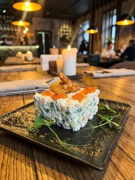 Оливье с королевскими креветками и красной икрой