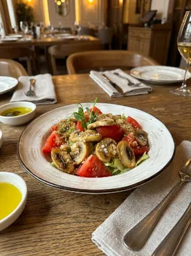 Салат с розовыми томатами и шампиньонами