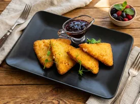 Жареный сулугуни с вишнево-смородиновым вареньем