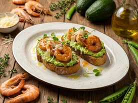 Брускетта с креветкой и авокадо