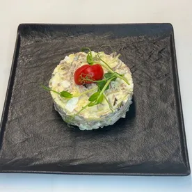 Салат с говяжьим языком и маринованным огурчиком