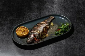 Форель с овощами и травами